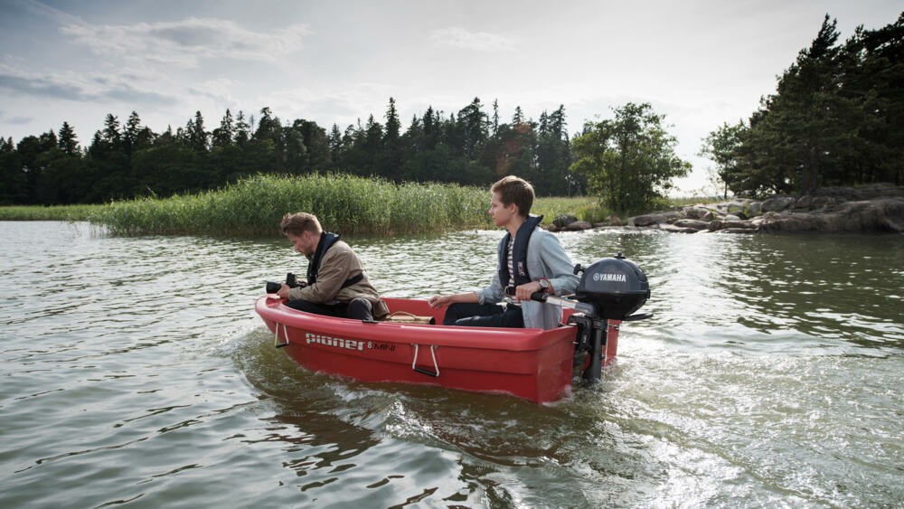 2.5hp Yamaha outboard engine