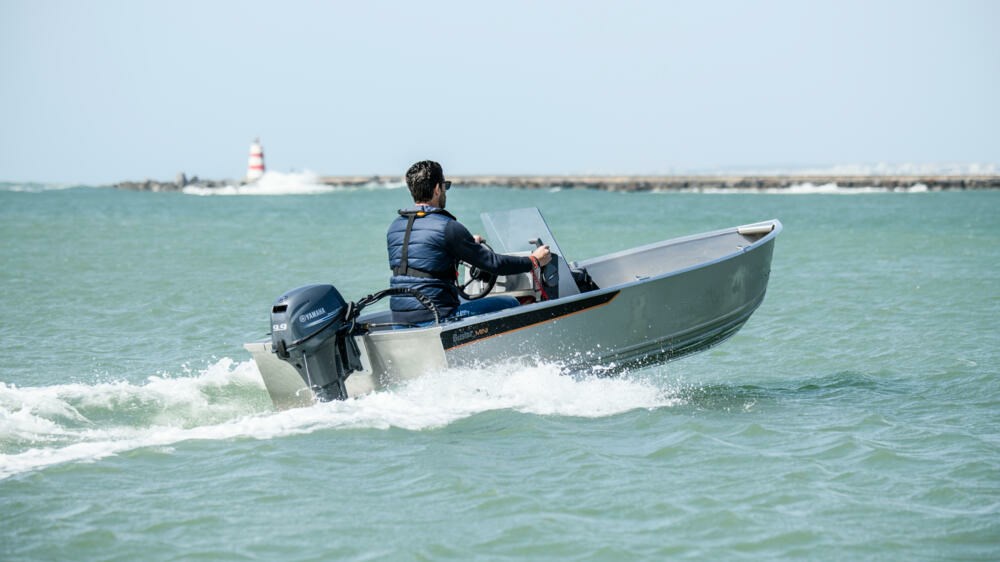 9.9hp Yamaha outboard engine